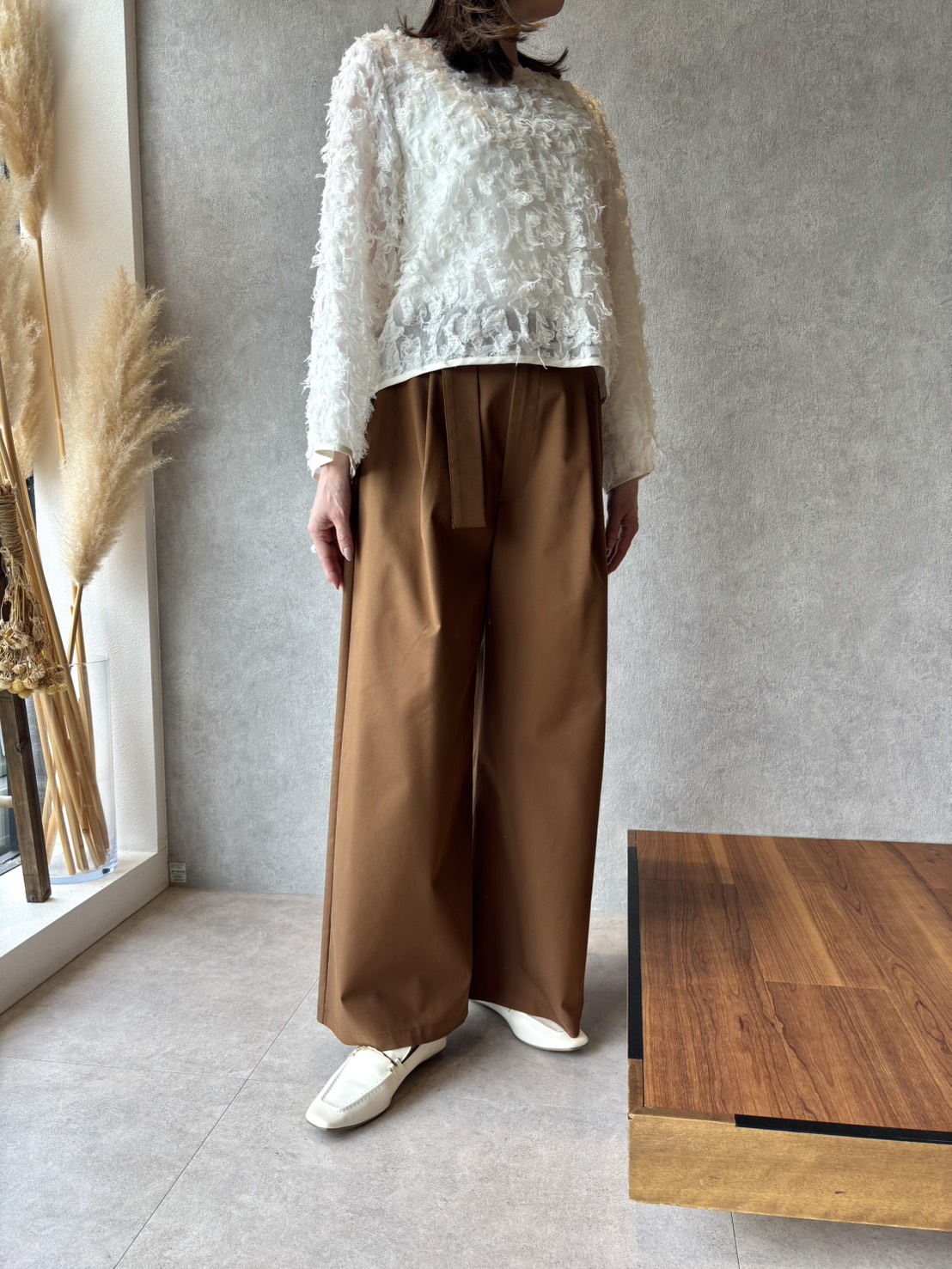 触れた瞬間、秋を感じる。 いつものトップスを「特別な一枚」に変える、BRAHMINのカットジャカード