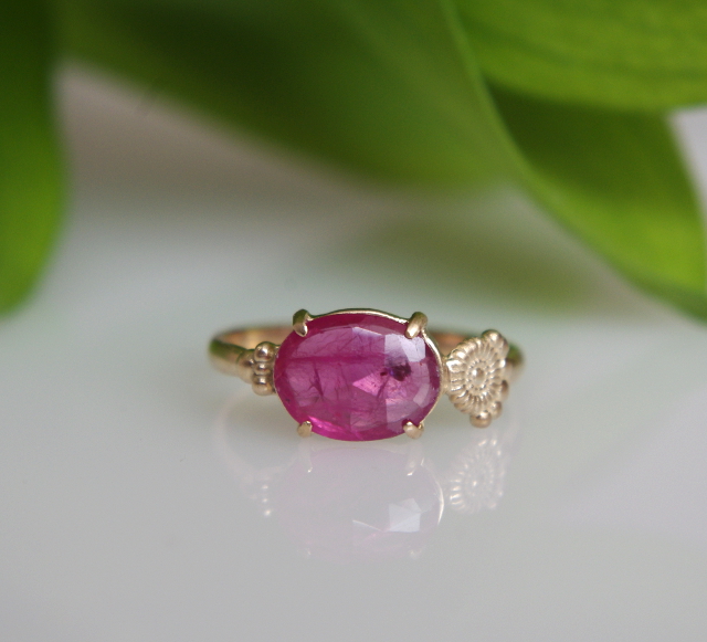 カットピンクサファイヤのリング。宝石のリュクス感と天然石のナチュラル感で指を飾りませんか？