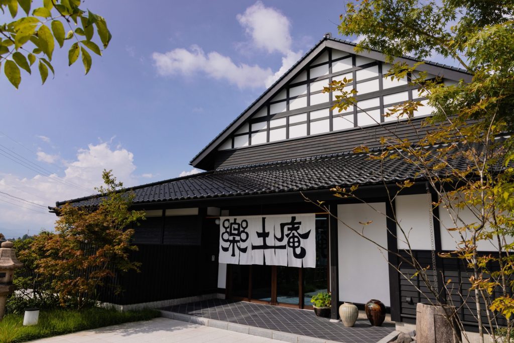 【期間限定20%割引】富山の散居村に佇むアートホテル「楽土庵」からのご案内