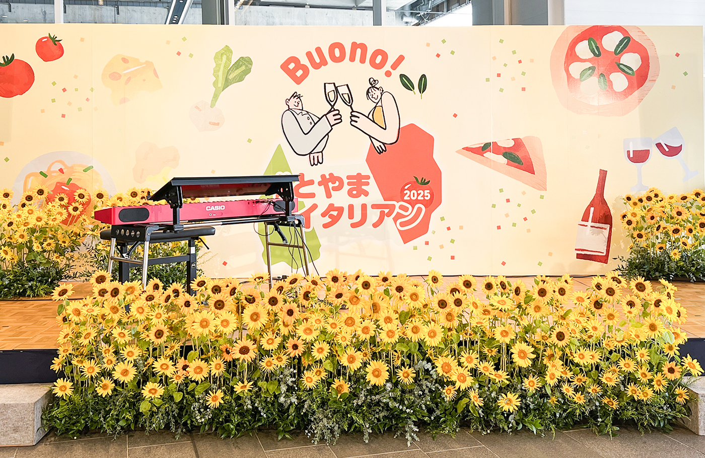 とやまイタリアン2025のステージをヒマワリで装飾しました：とやまイタリアン2025