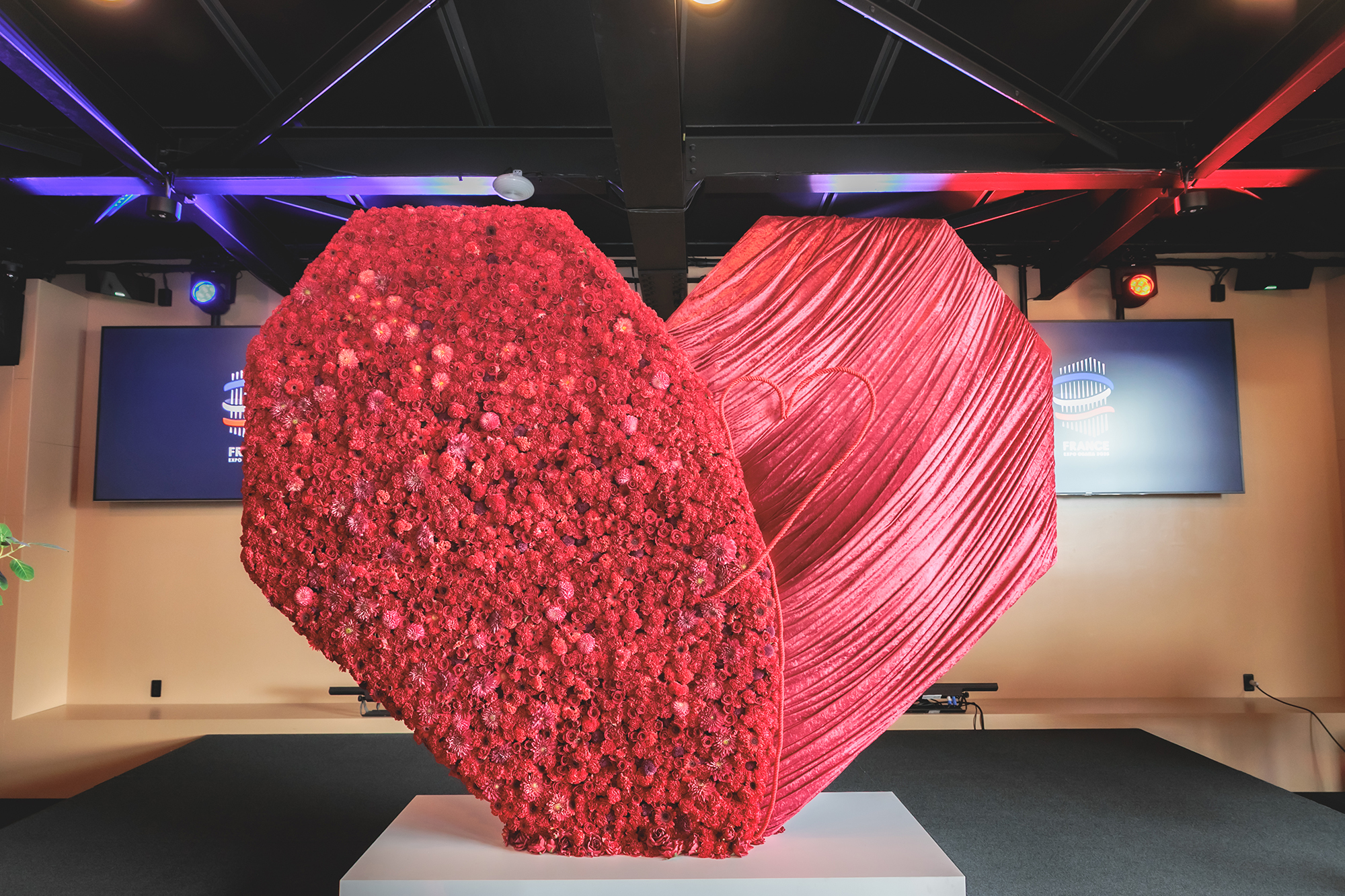 フランスナショナルデーにフランス館 VIP専用ラウンジをフラワーウォールで飾りました：大阪・関西万博