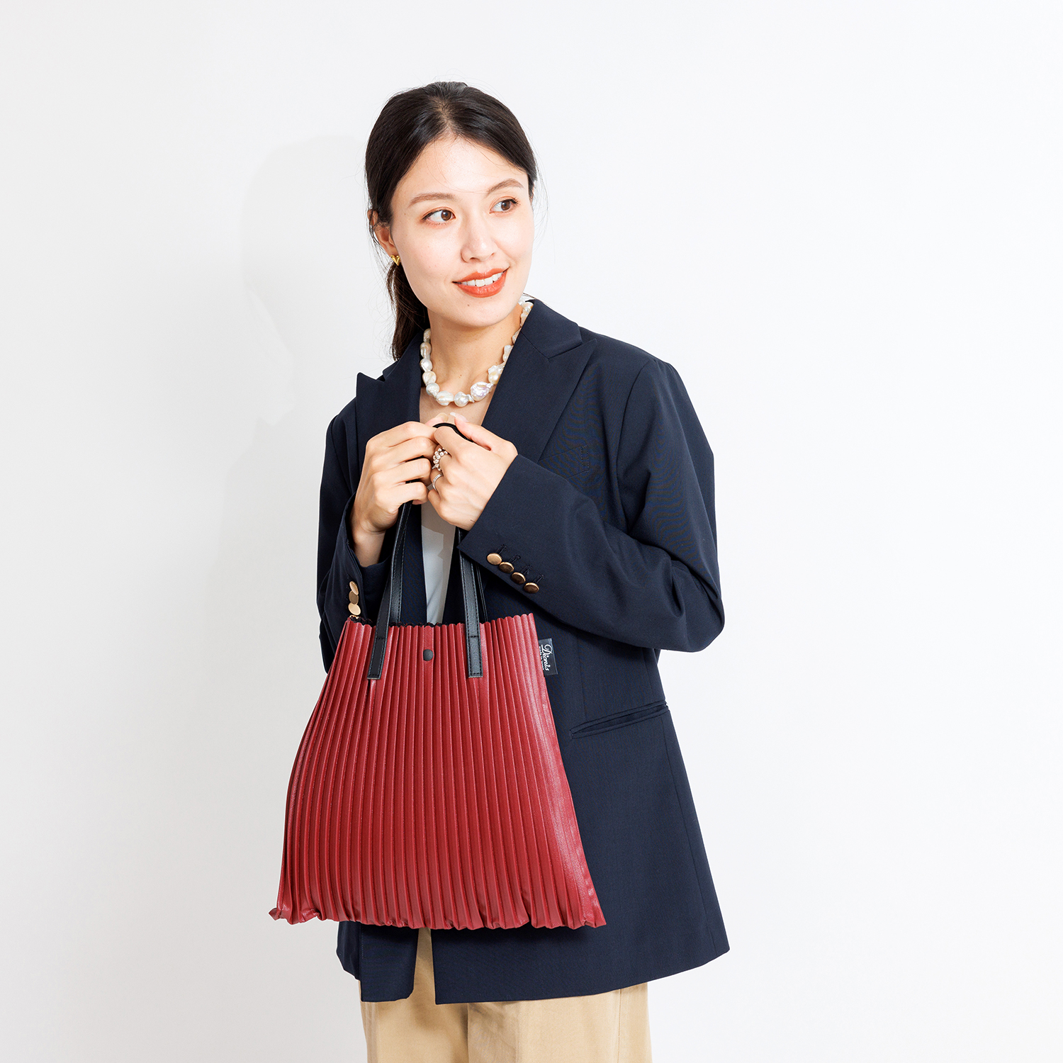 毎年恒例の“アレ”が解禁!ワインカラーをバッグで楽しむ