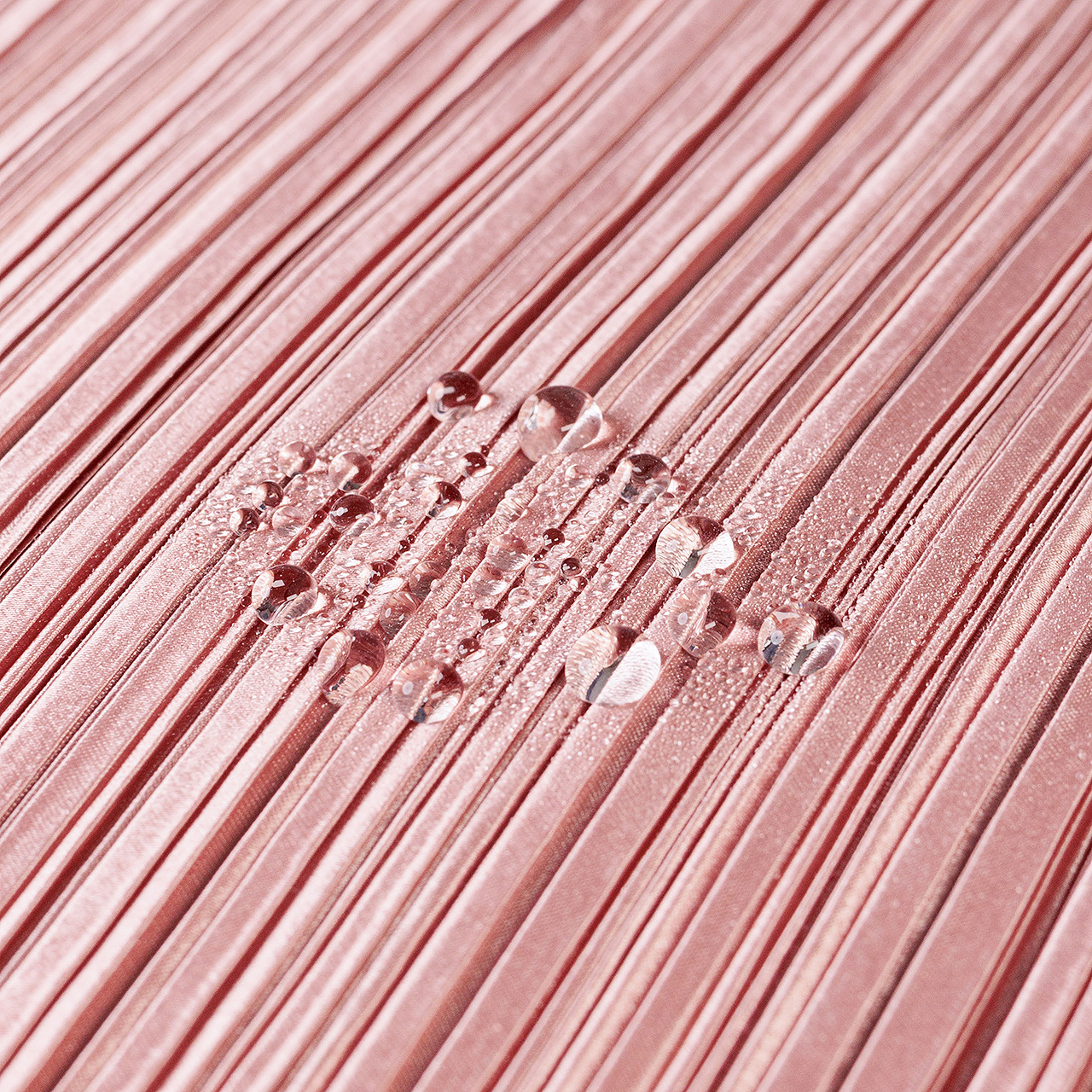 雨の日も、軽やかに. 撥水性を備えた、ディオニスのプリーツバッグ