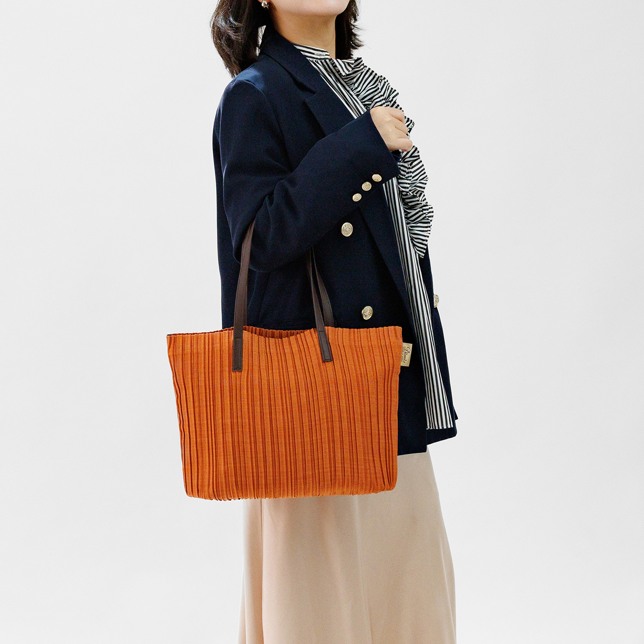 秋のジャケットコーデに合わせたい!ディオニスのカラーバッグ