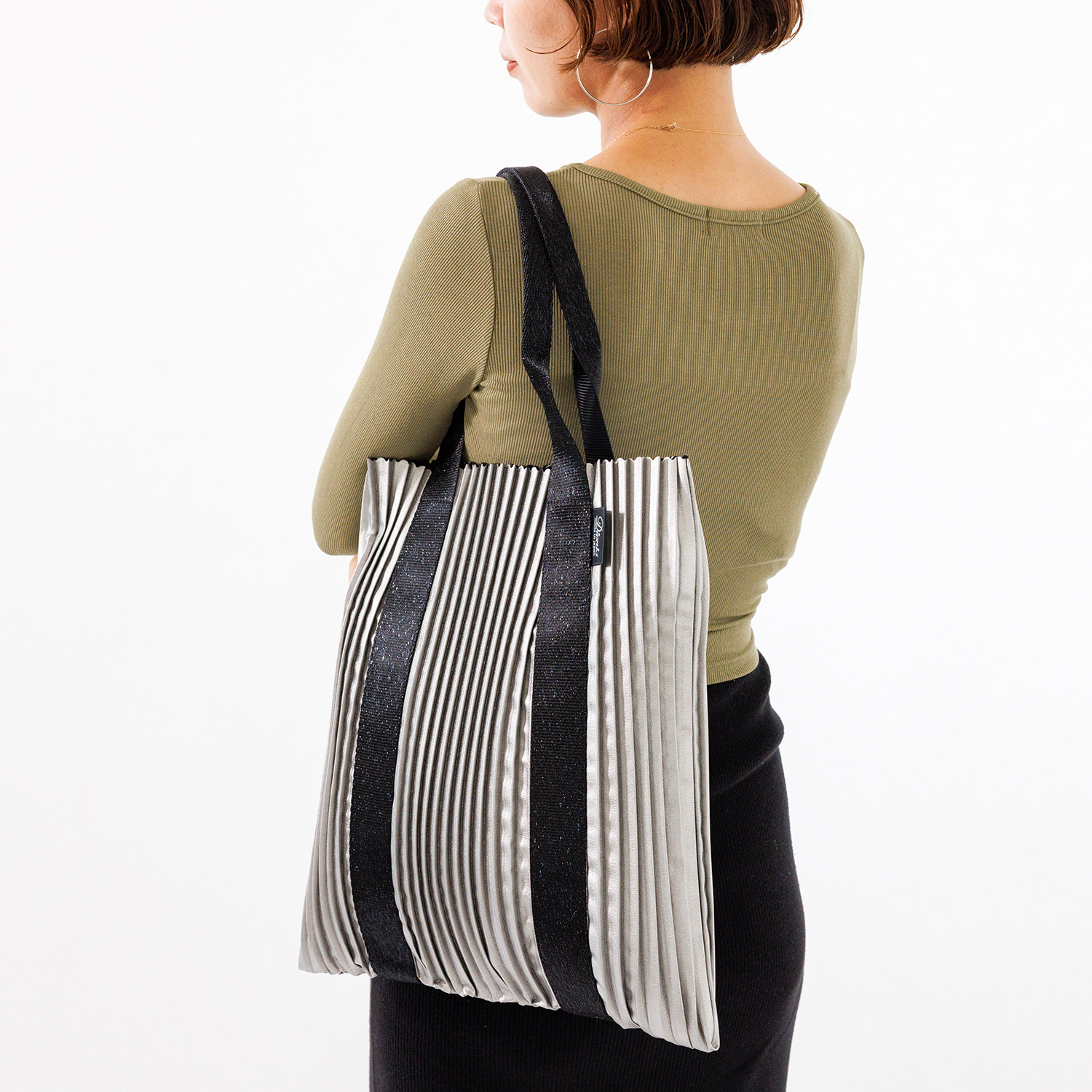 【2月のおすすめ】冬コーデのマンネリ打破！キラッと光るトートバッグ