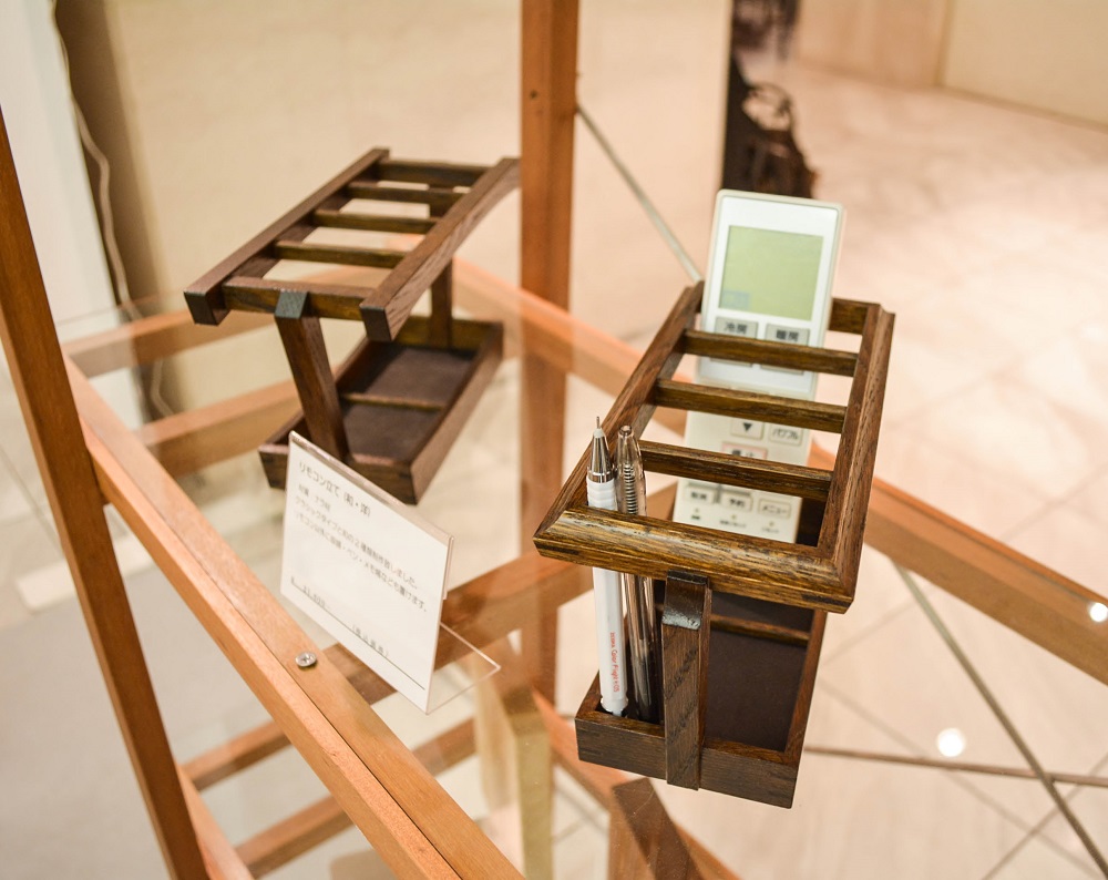木製小物|木材だけで作る小物スタンド リモコン、文具、メガネなど使い方自由自在 OJIKI工房