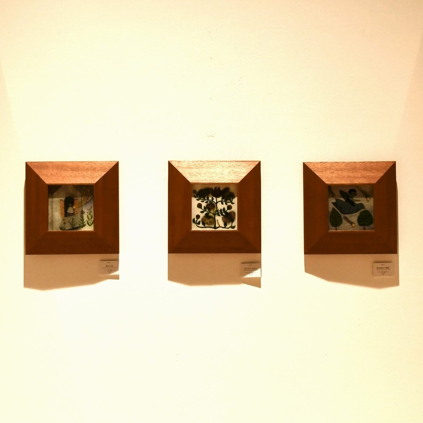 オーダー木製設備【額縁】空間に奥行きを生む、マホガニーの存在感のある額縁　OJIKI工房