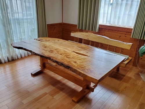 木製家具【リペア（修理）：ダイニングテーブル】一枚板のトチテーブルを仕上げ直して再生　OJIKI工房