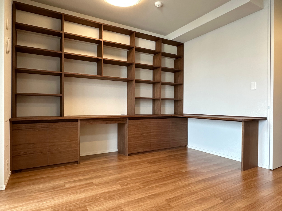 横浜市 I 邸｜オーダー造作家具【壁面収納とL字カウンター】ウォールナット追い正目材　OJIKI工房