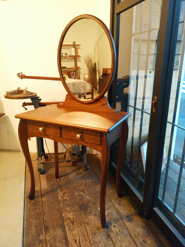 オーダー家具【猫脚ドレッサー】天然木の無垢のナラ材の木目が美しく、かわいい佇まい　OJIKI工房