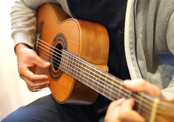 《家具 修理 / 弦楽器》大正～昭和初期のアコースティックギターの補修・塗装直し　OJIKI工房