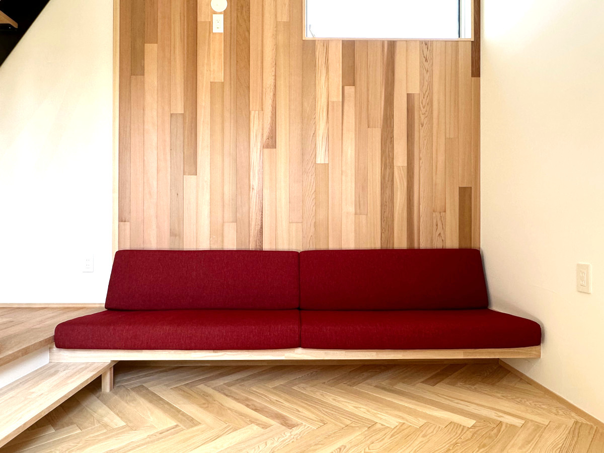神奈川県綾瀬市｜オーダー造作家具【壁面ソファ】階段下空間にぴったり収まるロングソファ　OJIKI工房