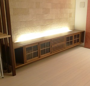 オーダー家具【TVボード】アンティークガラスと無垢材が美しく調和する OJIKI工房