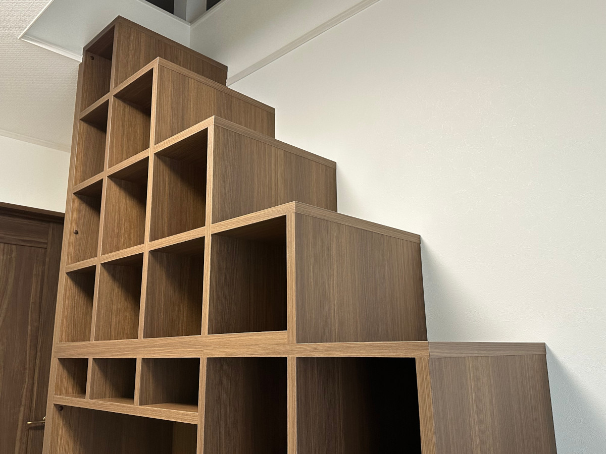 オーダー木製家具【収納階段】ロフト階段 X ウォールナット大型収納棚　OJIKI工房