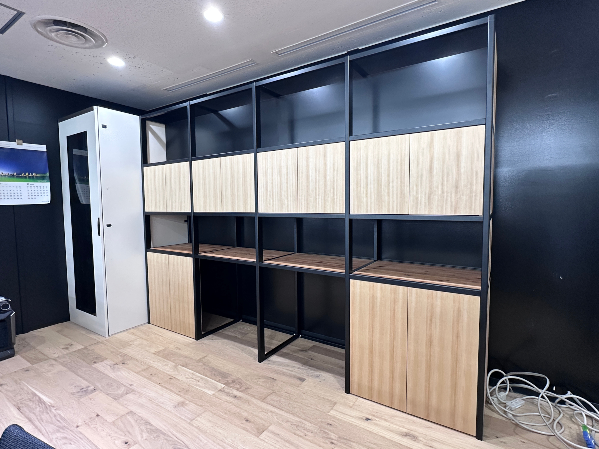 神奈川県【木製オーダー家具】スチール×国産杉材で魅せるディスプレイ兼収納棚　OJIKI工房