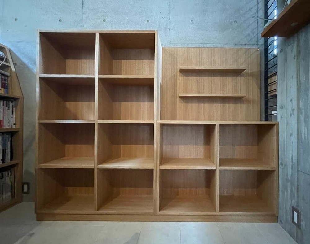 東京都世田谷区K邸|木製オーダー家具【本棚】空間と調和する美しいタモ柾目のデザイン OJIKI工房