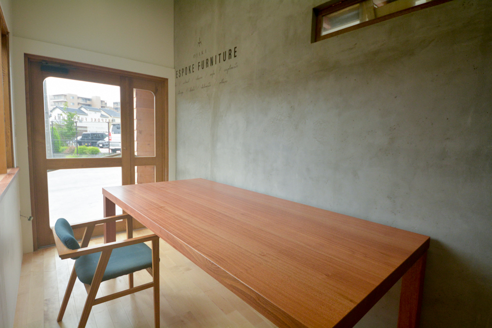 東京都世田谷区T邸｜オーダー家具【ダイニングテーブル】サペリの美しい色と杢のテーブル　OJIKI工房