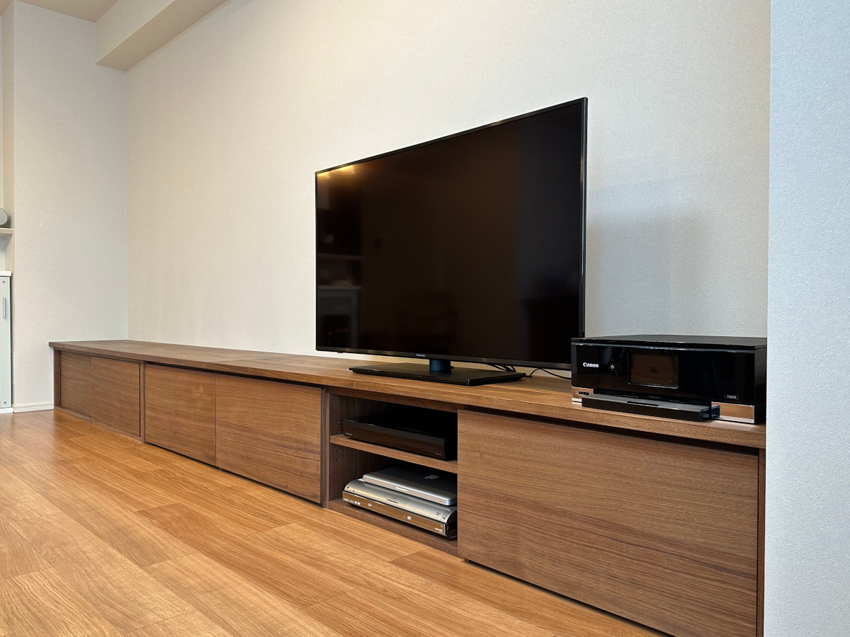 神奈川県横浜市|オーダー家具【TVボード】ウォールナットの追い柾目が美しいローボード OJIKI工房