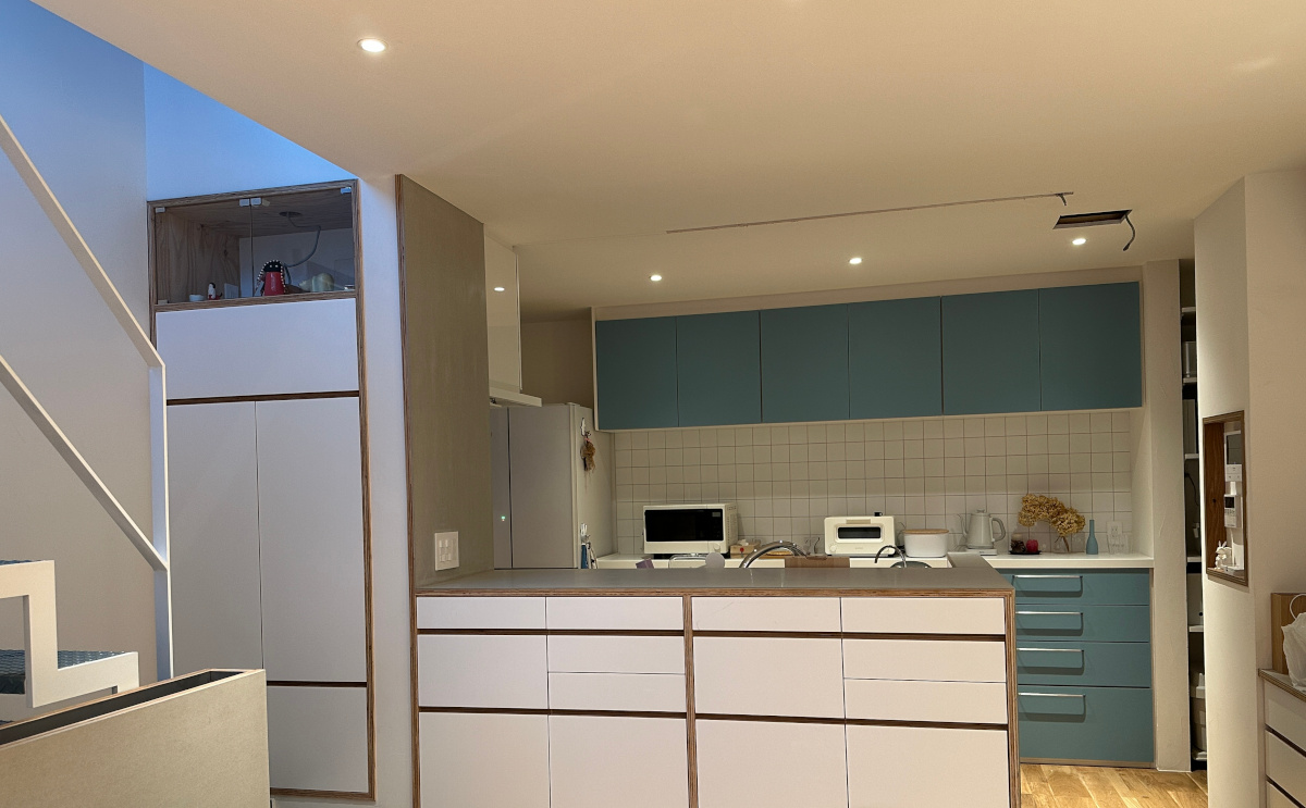 木製造作家具【オーダー：キッチン収納家具】リノリウムのキッチン用壁面収納とカウンター　OJIKI工房