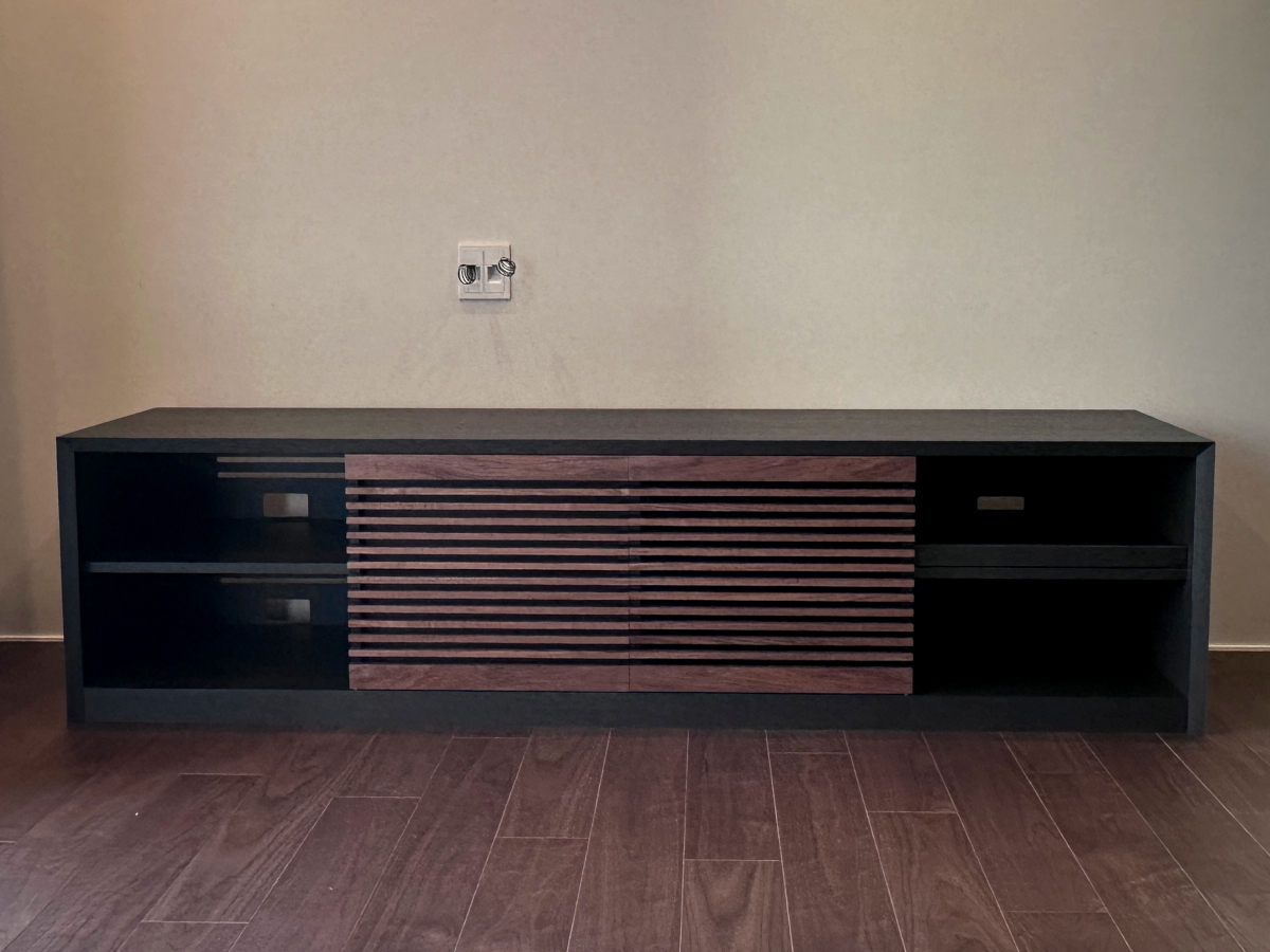 神奈川県大和市O邸｜オーダー家具【TVボード】ウォールナット無垢のルーバーが印象的 OJIKI工房