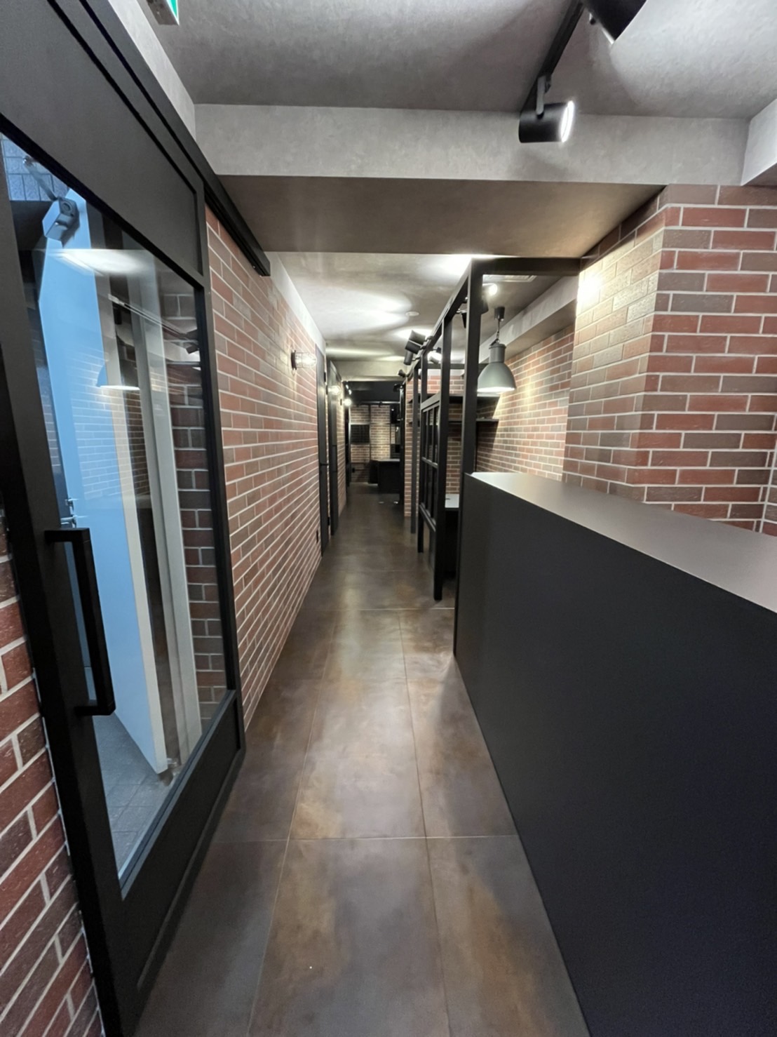 オーダー木製建具・家具【店舗什器・収納・建具】ブルックリン風店舗のカウンターなど OJIKI工房