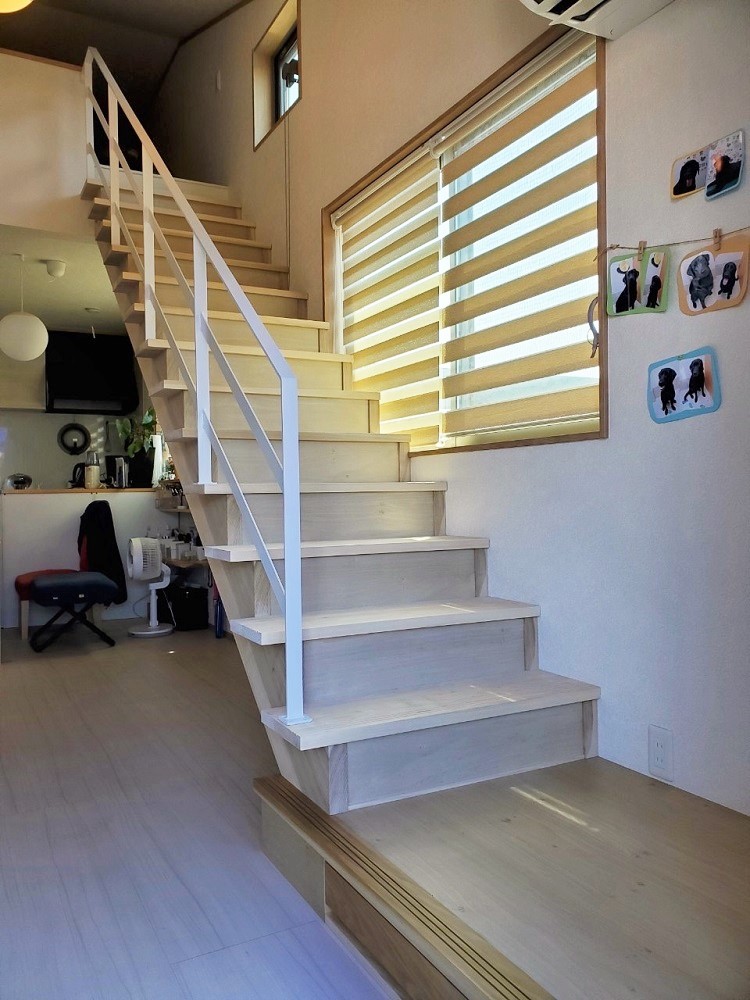 神奈川県横浜市緑区I邸｜オーダー建具【階段】ポプラの木を使用した「手摺り・収納つきロフト階段」