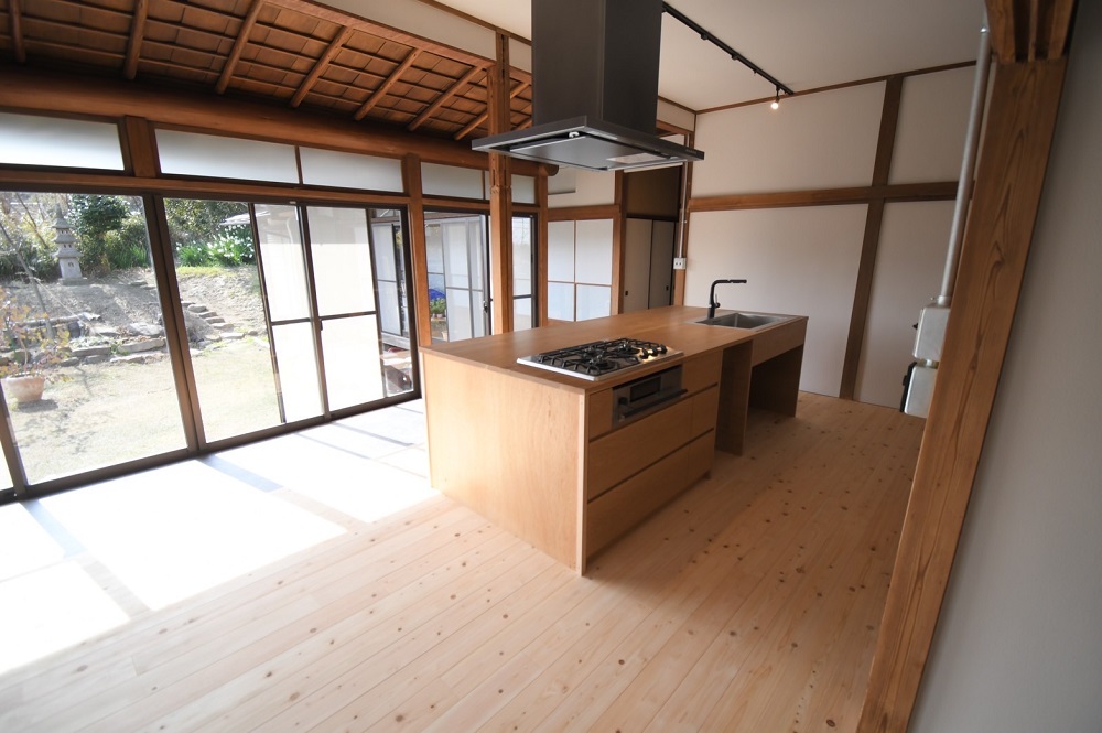 神奈川県鎌倉市|オーダー建具【カウンターキッチン】自然素材と空間の心地よさを両立 OJIKI工房