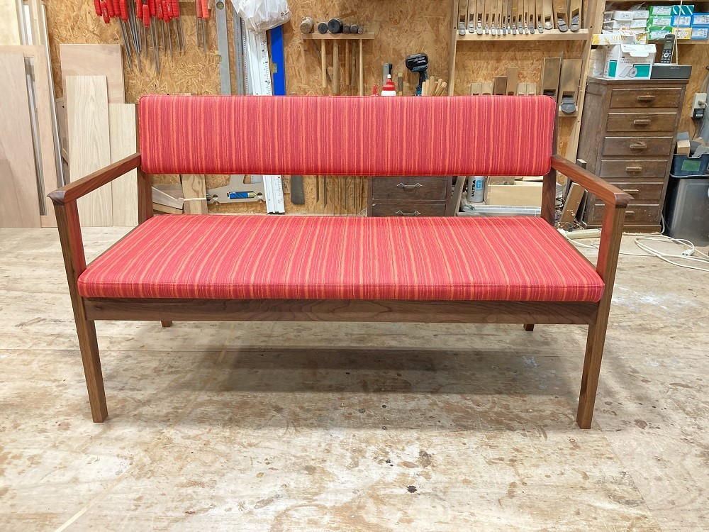 神奈川県相模原市K邸｜オーダー家具【ソファベンチ】ウォールナットの2人がけ赤いソファ　OJIKI工房