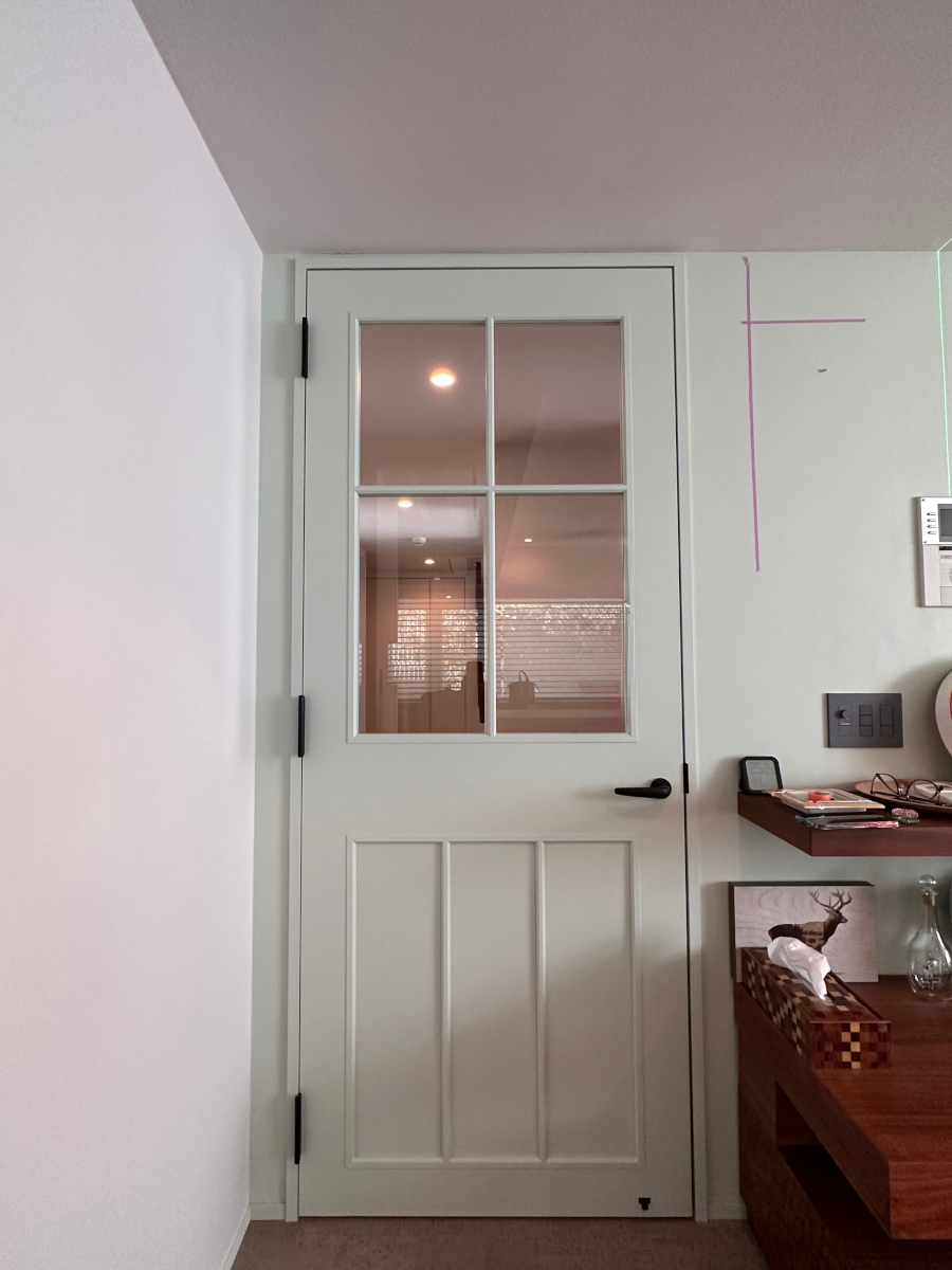 木製建具【オーダー：ドア】アメリカ風デザイン　大きなガラス付きの扉とスライドドア　OJIKI工房