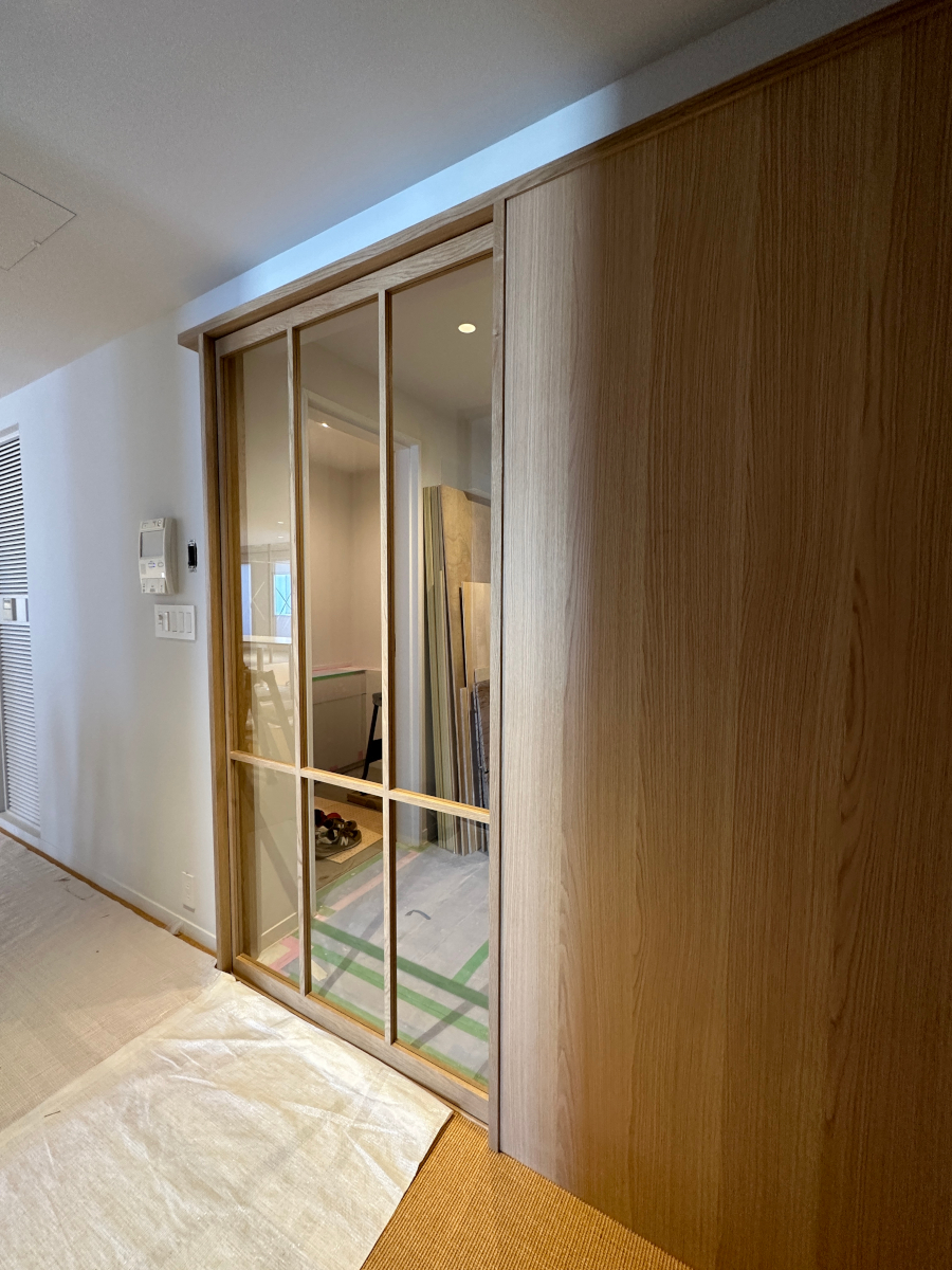 木製建具（事務所用）【オーダー：ドア・間仕切り】ナラの木目が美しい格子戸と引き戸　OJIKI工房