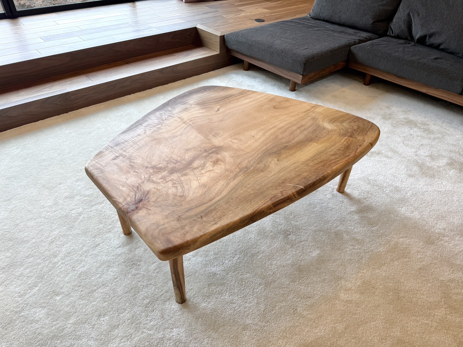 オーダー家具【リビングテーブル】リビングに自然に佇む天然木のクスの木のテーブル