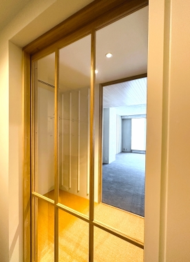 木製建具（事務所用）【オーダー：ドア・間仕切り】ナラの木目が美しい格子戸と引き戸　OJIKI工房