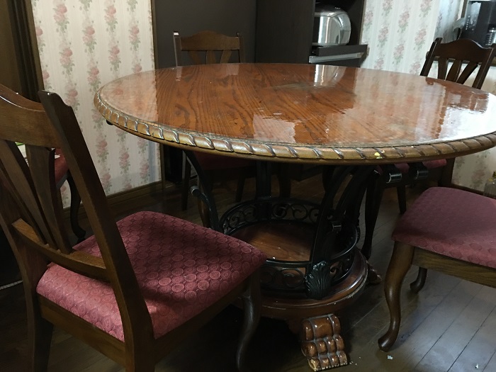 横浜市緑区｜家具【修理：テーブル】思い出の円形テーブルを新しい椅子と調和するカラーに　OJIKI工房