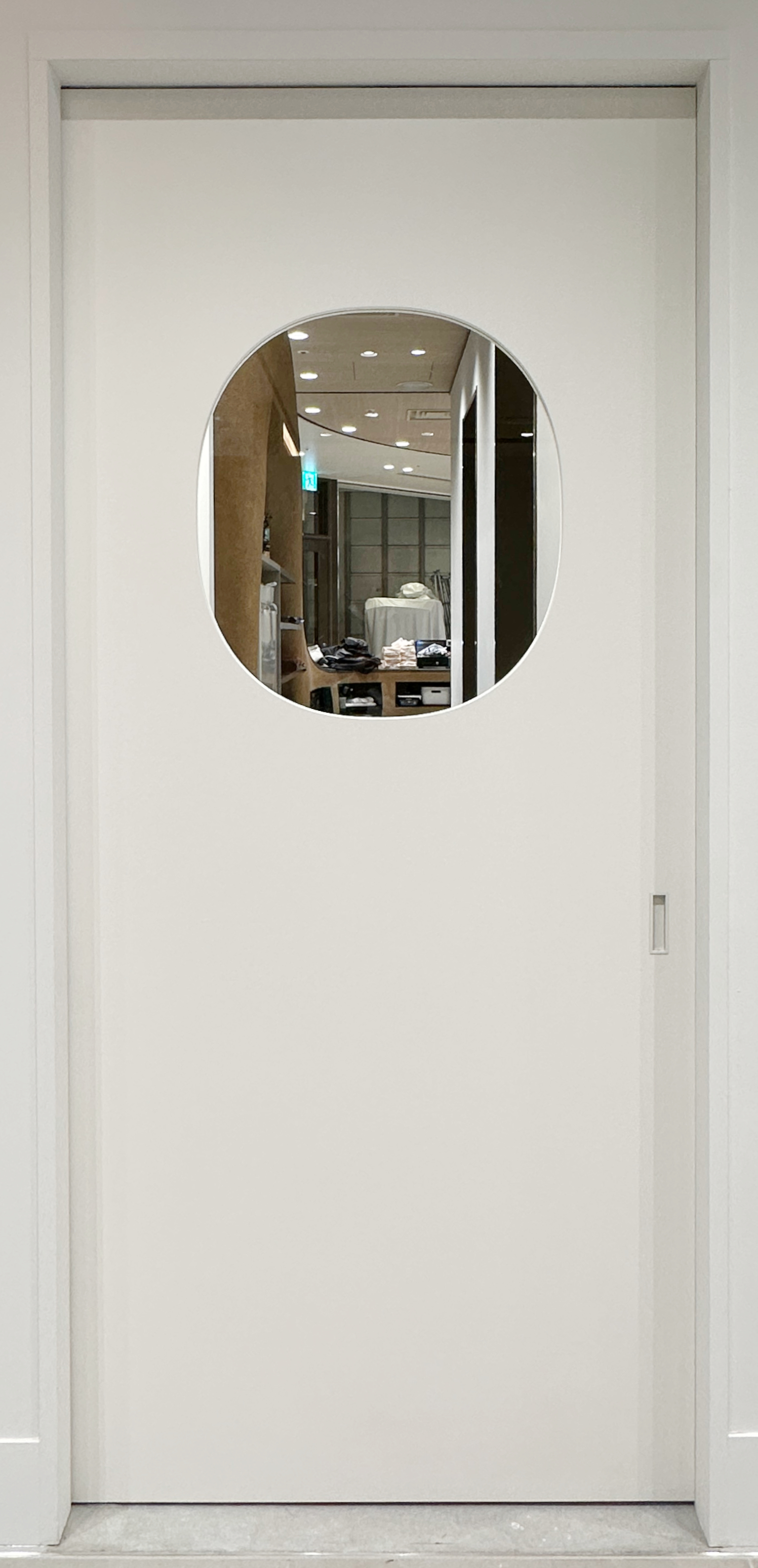 オーダー木製建具（店舗設備）【ドア】店舗建具『洋風デザインの白色のミラー付き引き戸』OJIKI工房