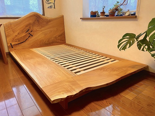 オーダー建具【ベッドフレーム】一枚板の力強さをそのままに。ケヤキの無垢のベッド OJIKI工房