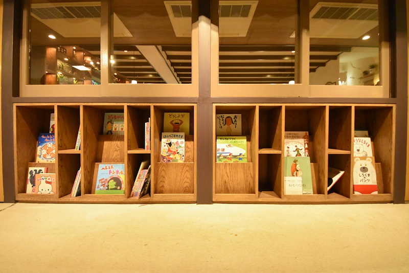 神奈川県大和市　幼稚園｜家具【オーダー絵本棚】幼児の背の高さに合わせた表紙が見える棚　OJIKI工房