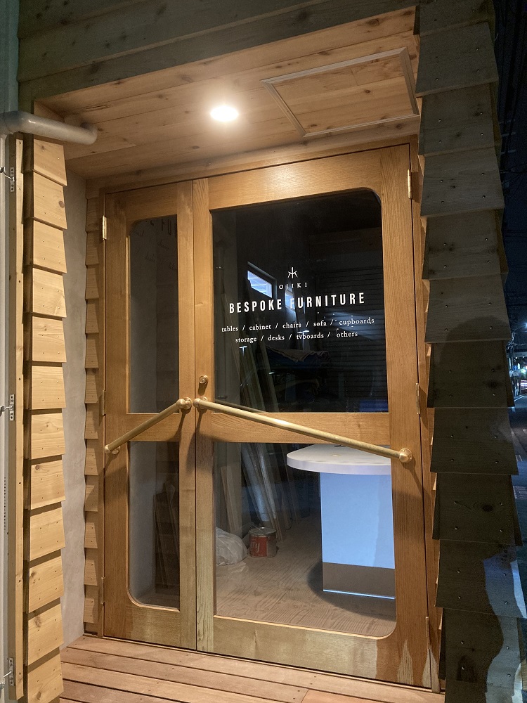 オーダー木製ドア【店舗入り口の親子扉】真鍮ハンドルと無垢材で機能性とデザインを両立