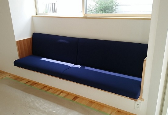 オーダー家具【備え付けのソファ】天然木のカバ材の壁付けタイプのソファ OJIKI工房