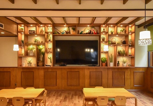 神奈川県大和市　幼稚園｜家具【オーダー：壁面収納】壁面TV収納＋ディスプレイ棚　OJIKI工房