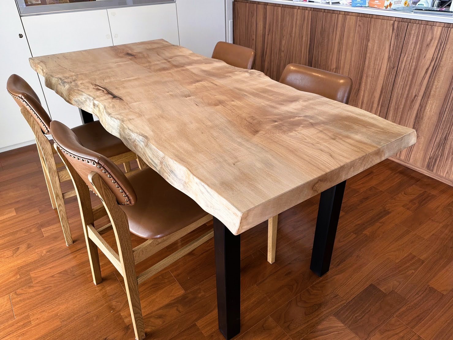 オーダー木製家具【テーブル】無垢のトチノキ一枚板ダイニングテーブル OJIKI工房