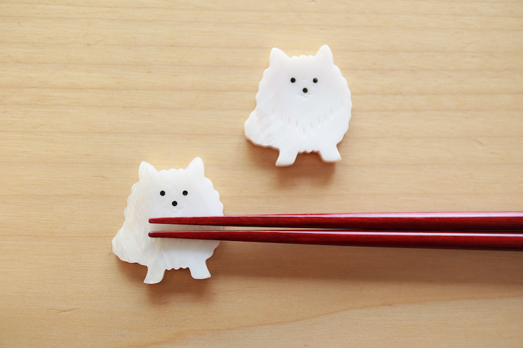 日本スピッツのようなポメラニアンのような白い犬の箸置きです。