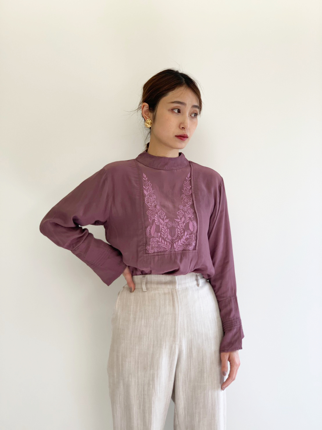 BAD STAND COLLAR EMBROIDERY BLOUSE