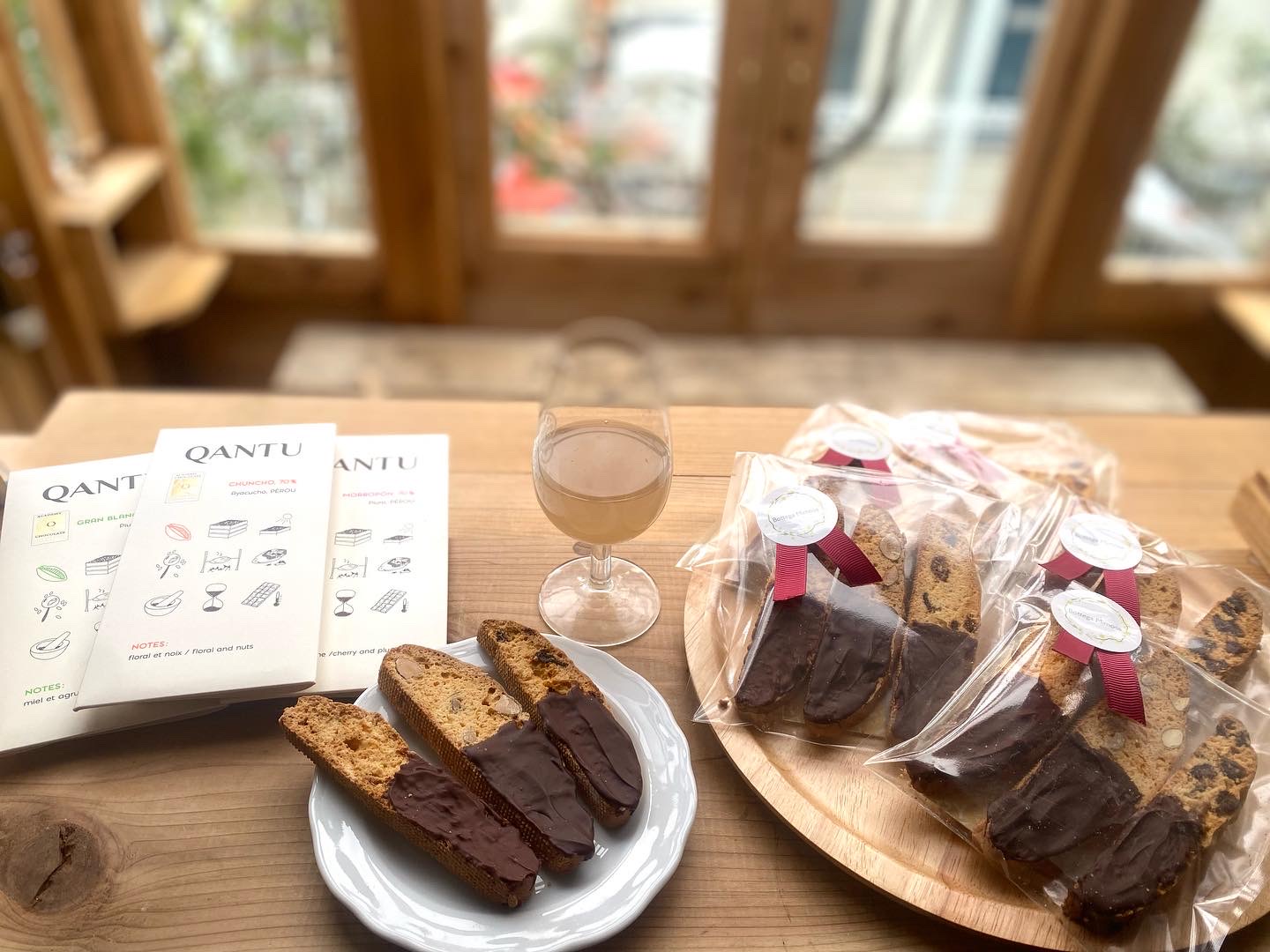 ワインスタイルズ様にて、Qantuのチョコレートがけビスコッティの販売
